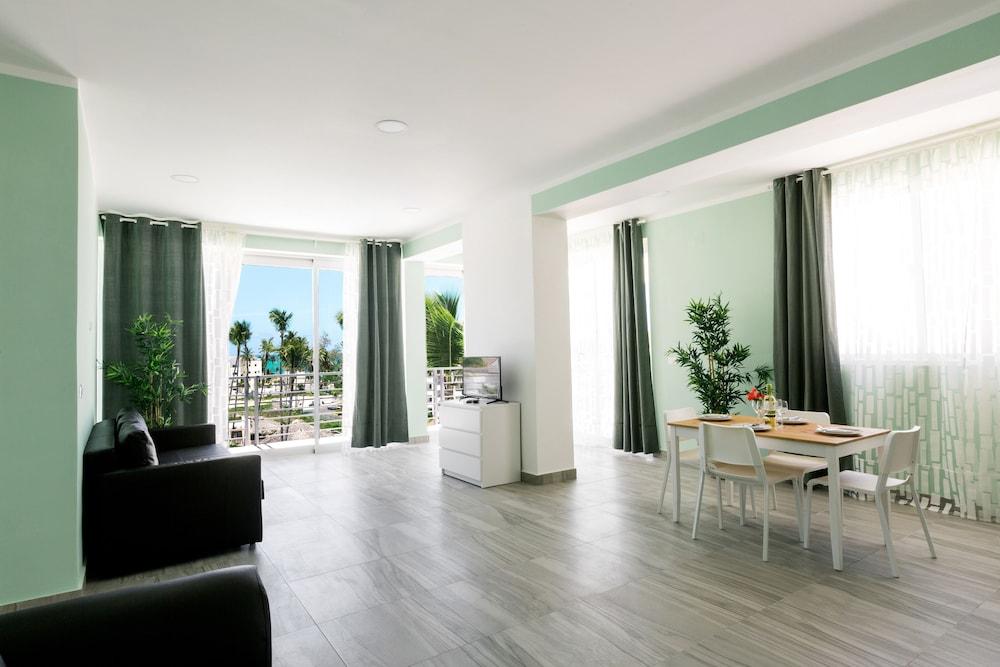 Ducassi Rooftop Pool & 3*